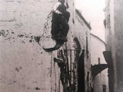 Sempre di propriet� della Basilica e situata vicino alla chiesa era l�Hosteria de Sancto Nicola, nata nel 1513. La sua insegna, una statua in pietra del Santo di Myra...